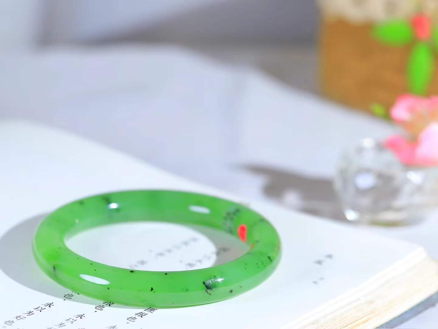 【悠悠芳华.镯】

精品️和田玉碧玉圆条手镯 玉质温润 青葱岁月，尽收腕中，婉转流畅，凝岁月悠长