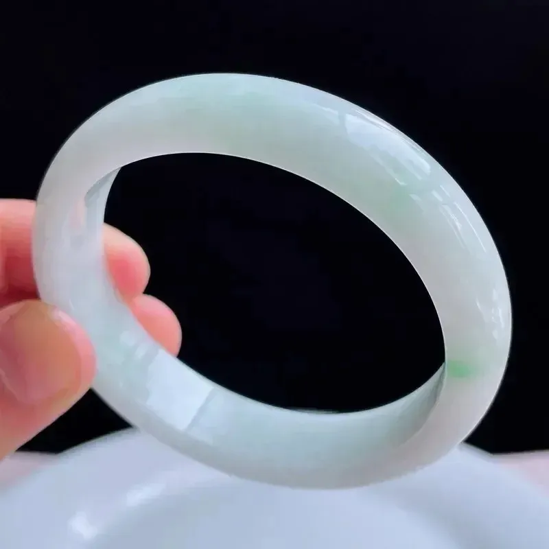 56*52mm自然光拍摄天然翡翠A货飘绿好种水贵妃手镯52.69 克