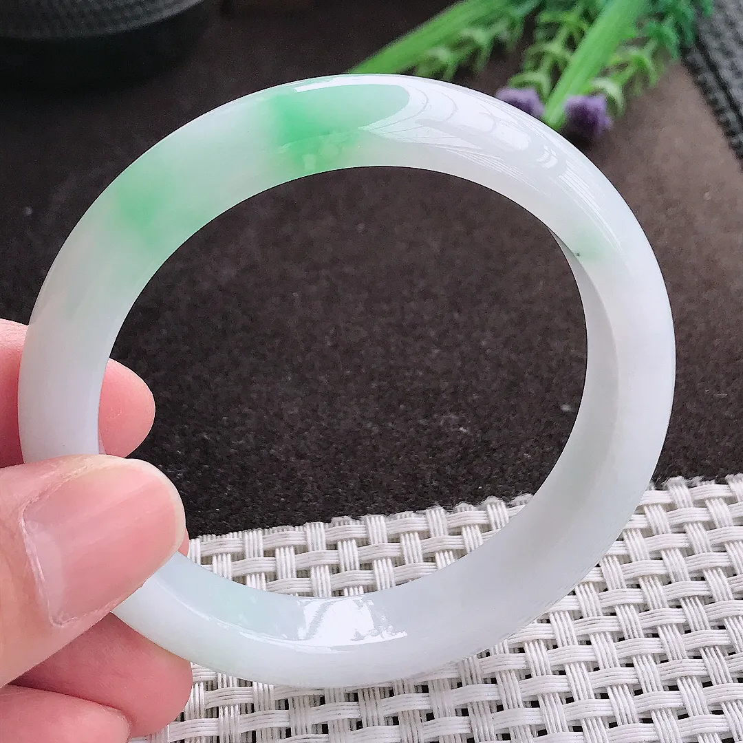 实拍A货翡翠56.5/12/8.2老坑冰润飘绿手镯宽边玉镯