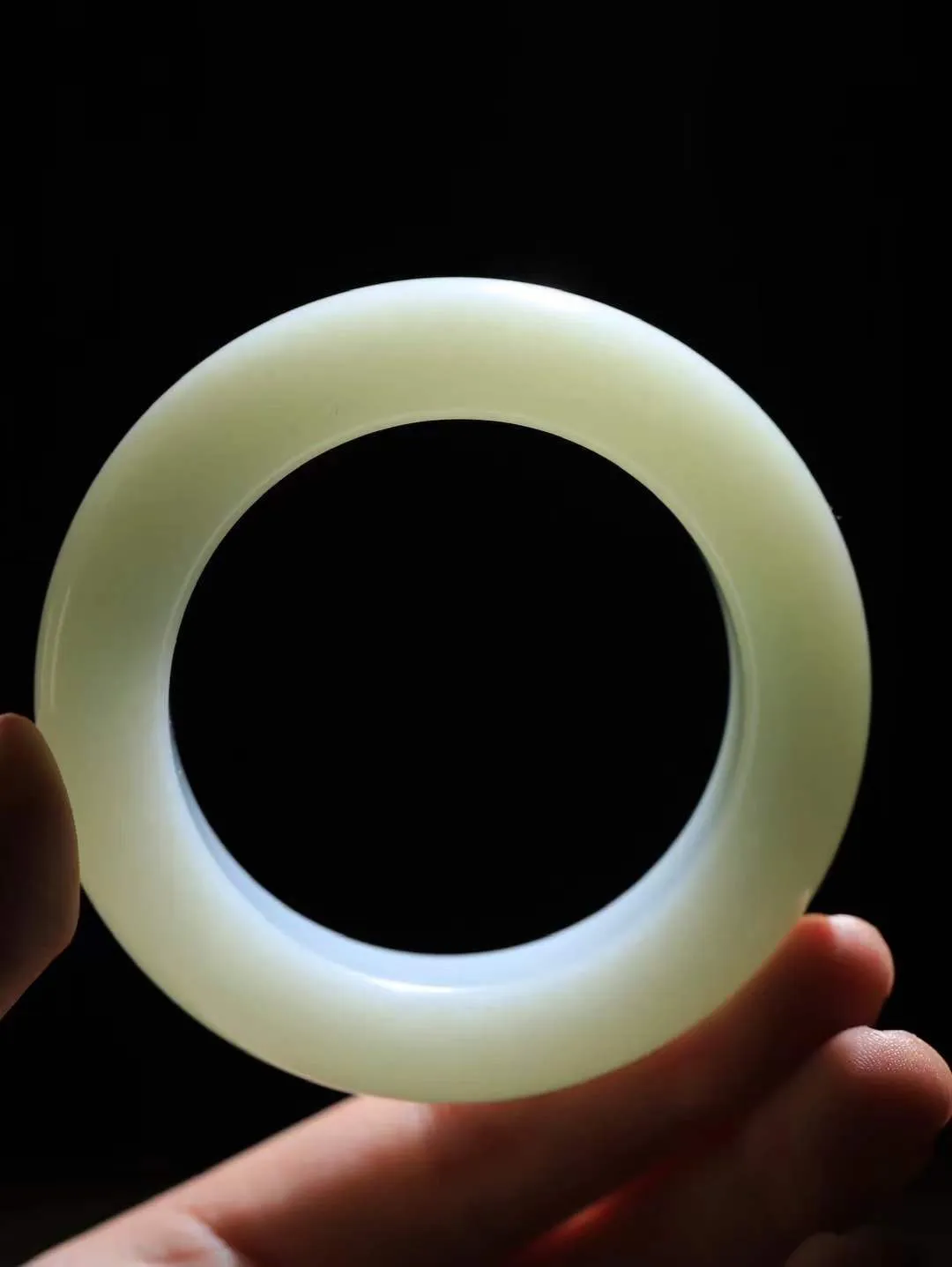 【一见钟情·手镯】

收藏级臻品和田玉白玉手镯。镯型饱满，温润细腻，脂润沁香。️执一卷书，沏一盏茶，着一袭裙，戴一只镯。淡淡浅笺，素心若兰，静赏玉中诗画。悠悠岁月，芊手轻摘，盛满诗样芳华。
重122.8克   内径圈口53.5mm 尺寸19.3-12.6mm  FDT-72172241