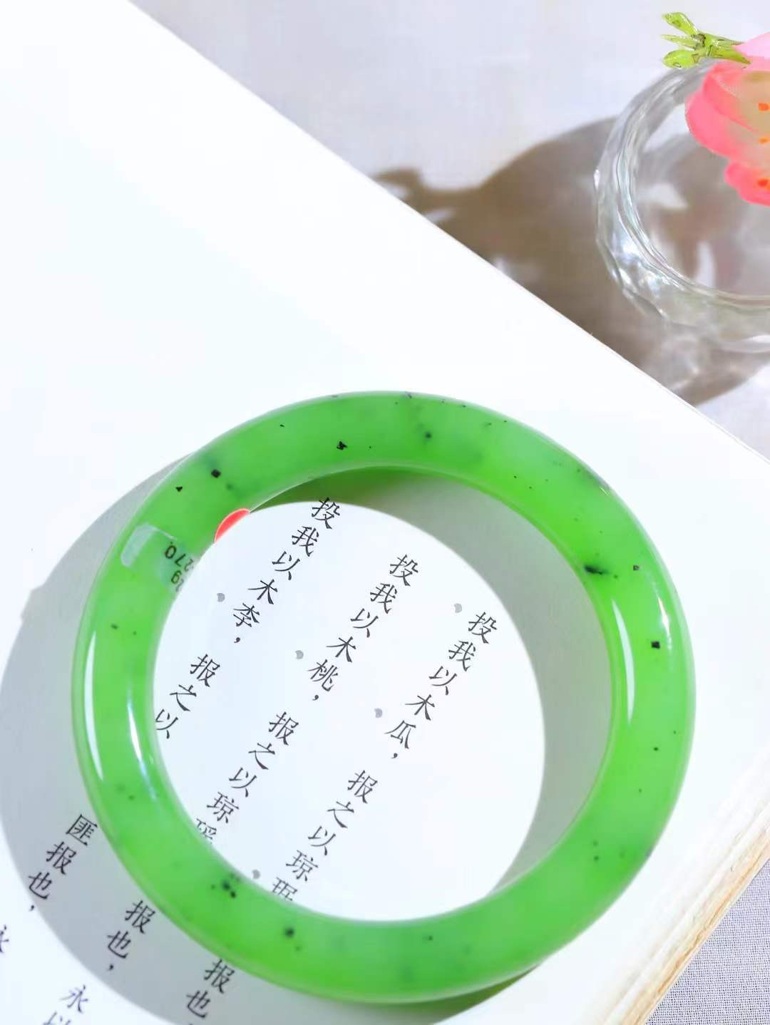 【悠悠芳华.镯】

精品️和田玉碧玉圆条手镯 玉质温润 青葱岁月，尽收腕中，婉转流畅，凝岁月悠长。盈一眸恬淡，挽一抹绿意。重52克 内径56mm尺寸10.3-10.1mm56102213T