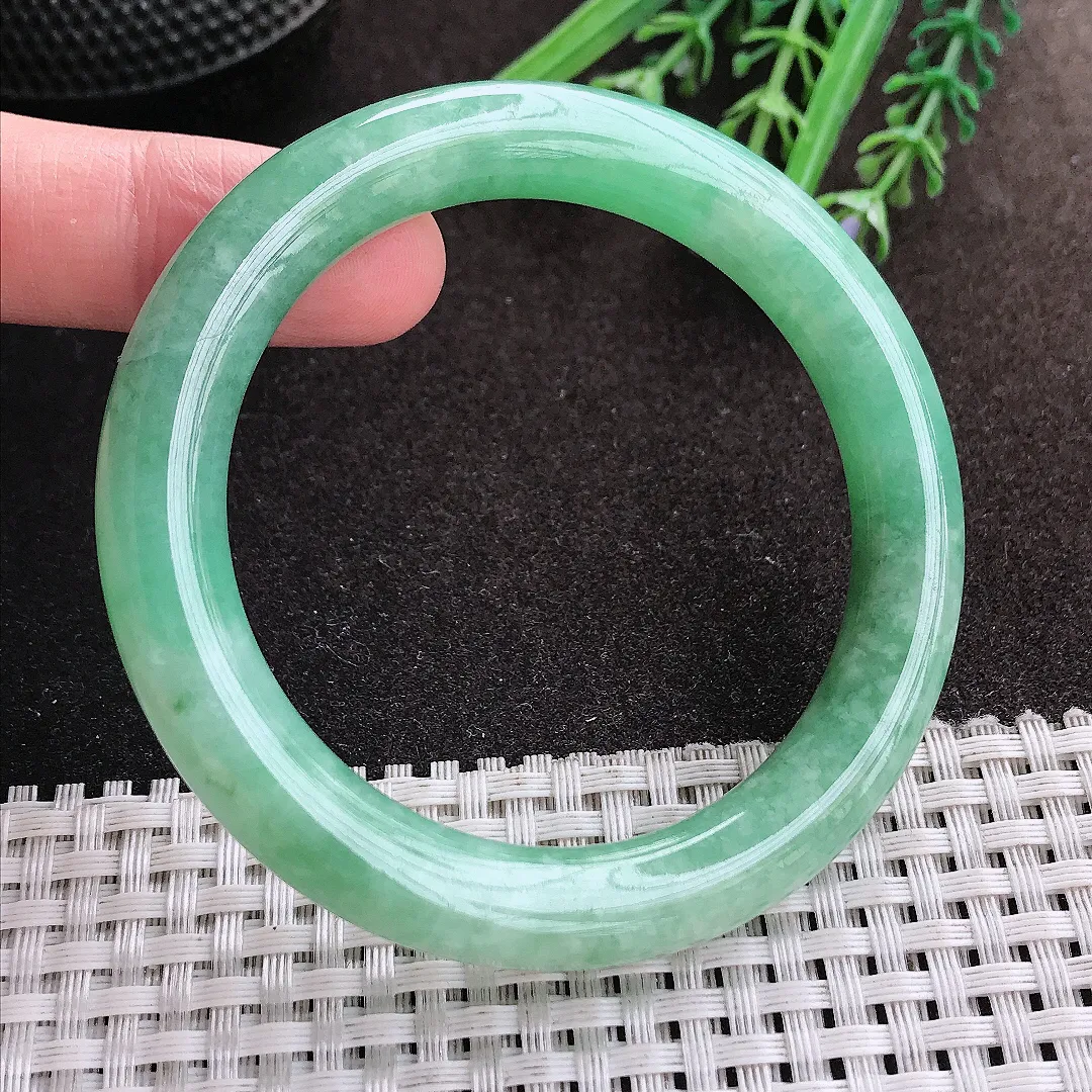 实拍A货翡翠54/9.7/9.6老坑秀气满绿圆条手镯玉镯