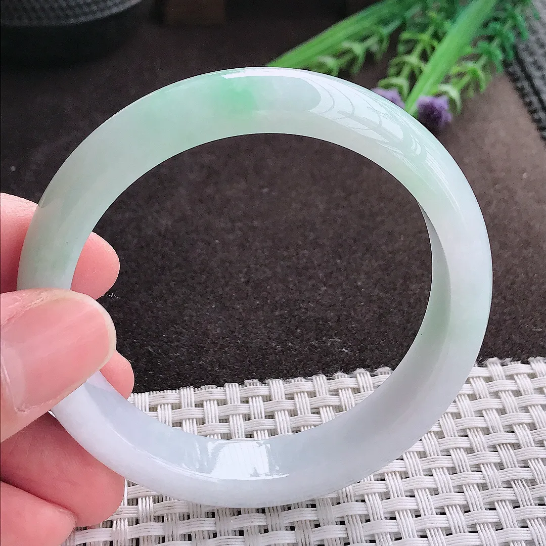 实拍A货翡翠56.5/13/7.9老坑冰润浅绿色手镯宽边玉镯