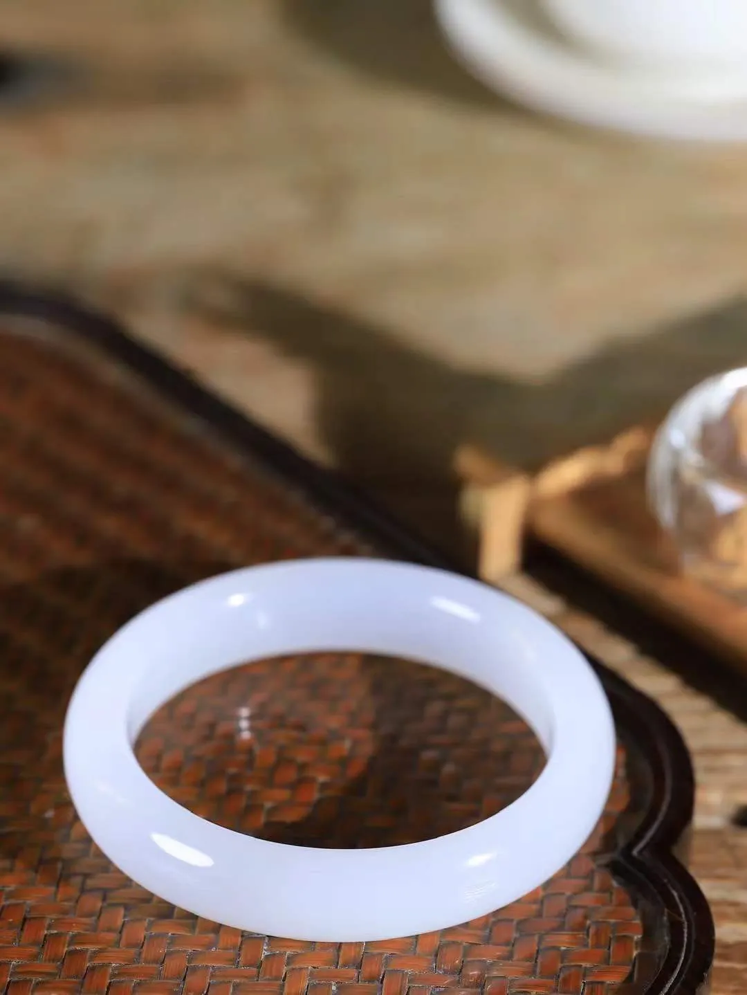 （一见倾心.手镯）

精品和田玉冰底白玉手镯，玉质温润细腻 油性十足 手感舒适，高华雅逸，线条流畅，