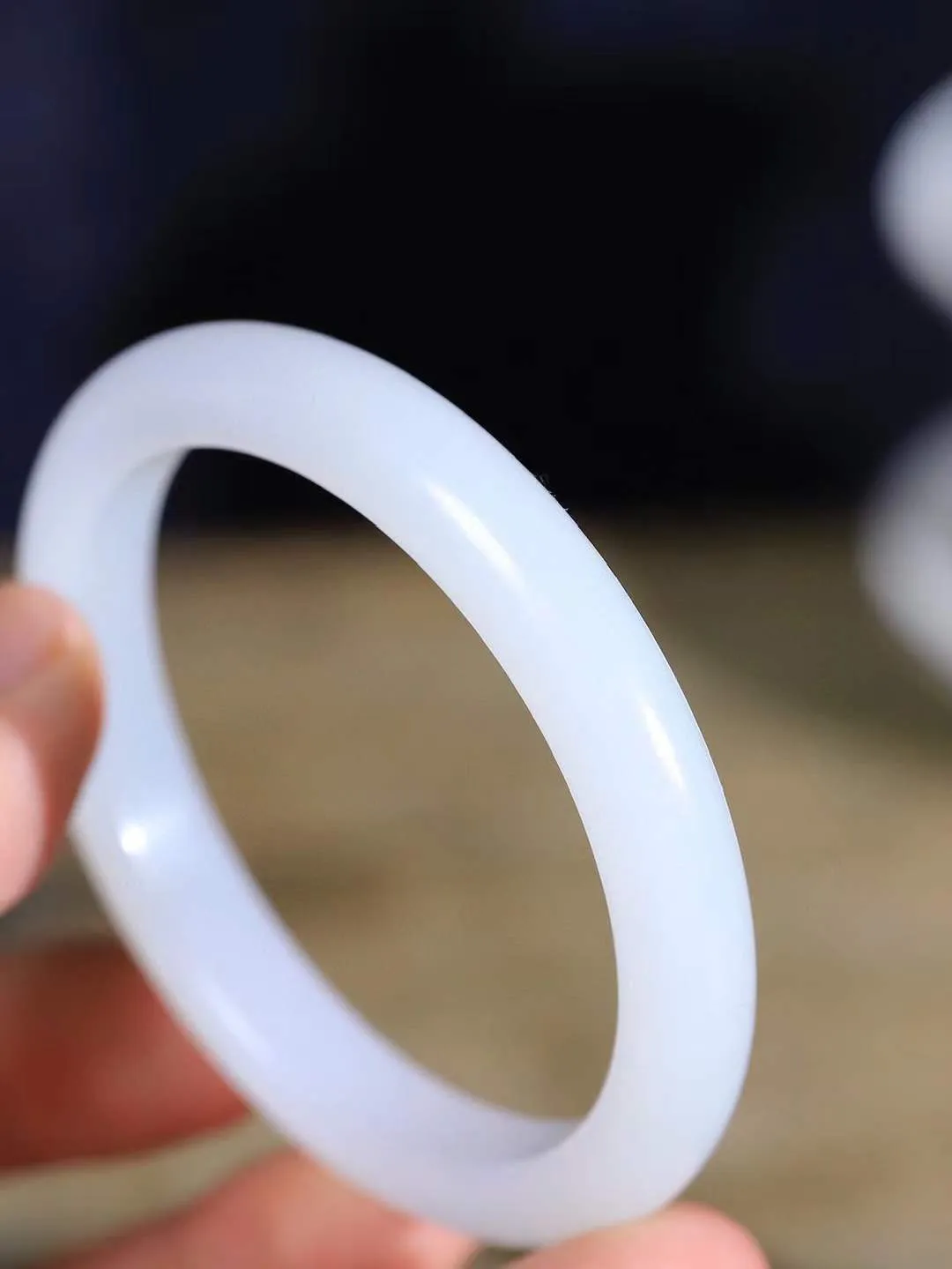 （温柔雅致.手镯）

精品和田玉白玉手镯。镯型饱满，温润细腻，脂润沁香。️执一卷书，沏一盏茶，着一袭裙，戴一只镯。淡淡浅笺，素心若兰，静赏玉中诗画。悠悠岁月，芊手轻摘，盛满诗样芳华。重34克   尺寸54.5-9.5-7.6mm    FDA-32152300