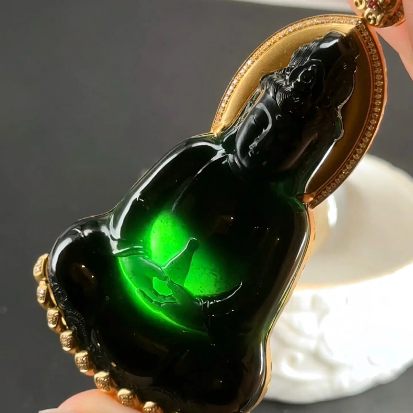 精品18k墨翠正装观音 种好色正 黑度极好 打灯通透 油性十足 尺寸78.2