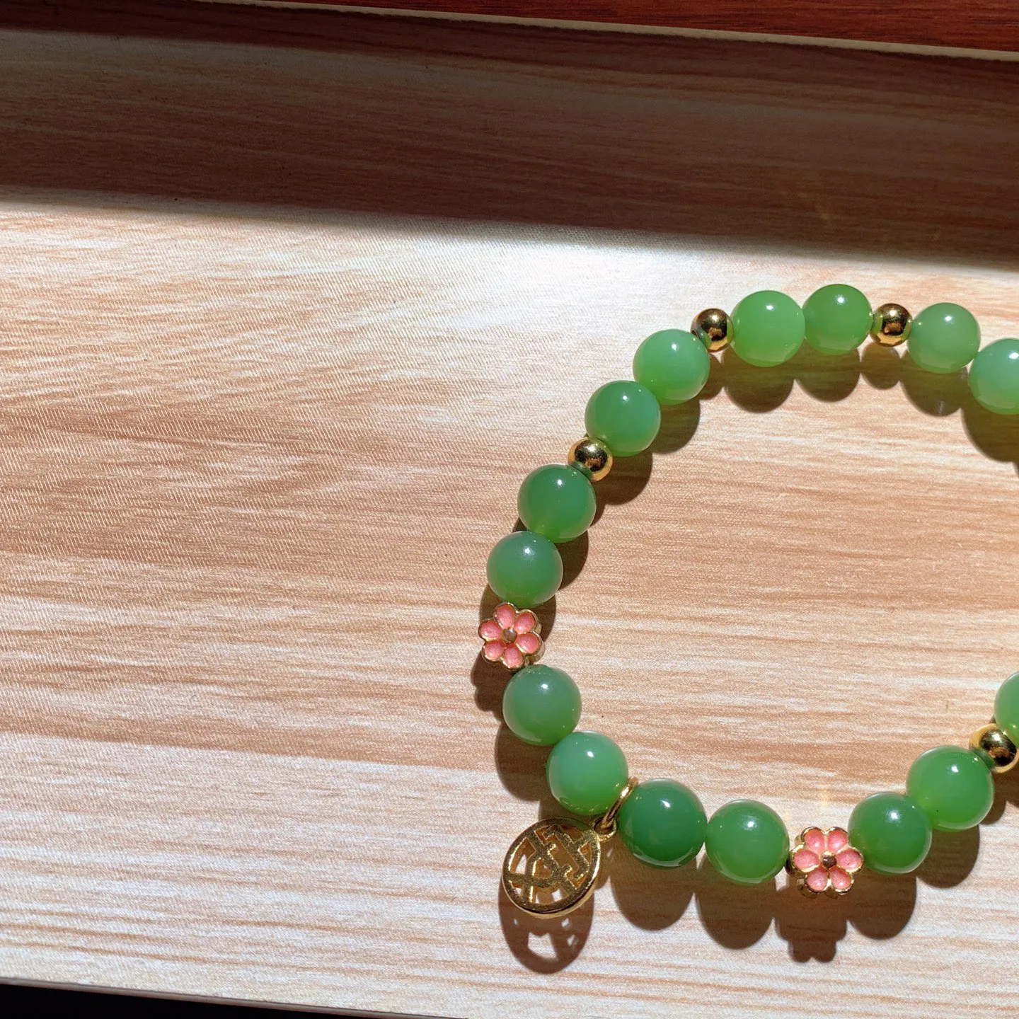 和田玉阳绿俄罗斯碧玉手串。单颗尺寸8！玉质细腻油润 底色纯净 脂粉好，品质好！lt260121