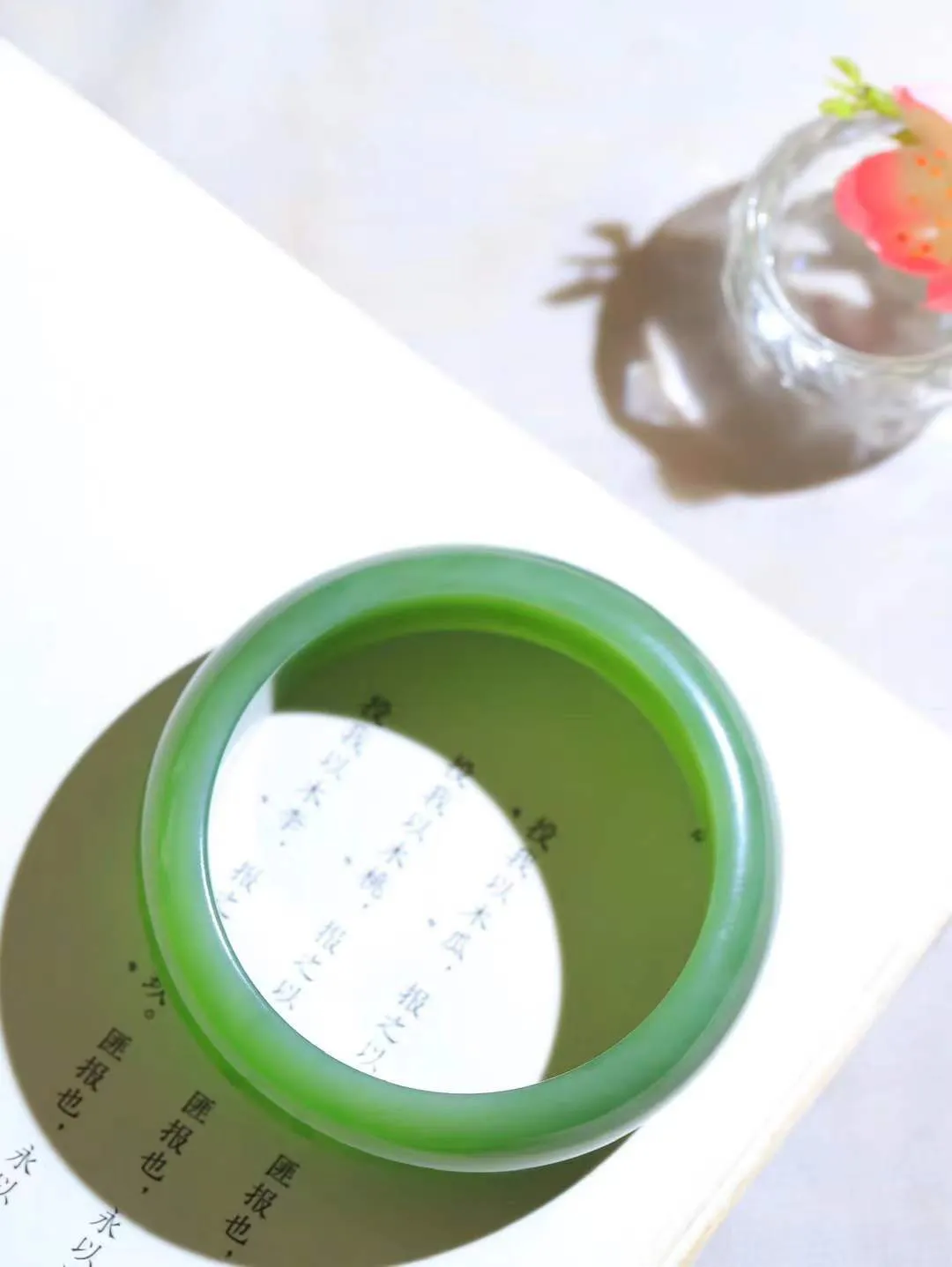 【碧波流转·手镯】

精品️和田玉碧玉手镯，玉质细腻温润，手感舒适，️线条流畅，简约大气，美自天成，佩戴于腕间，婉约之美，举手投足间透出那份低调奢华，醉人心扉。
重83.5克 内径圈口57.5mm尺寸20-8.3mm  FDA-13142208