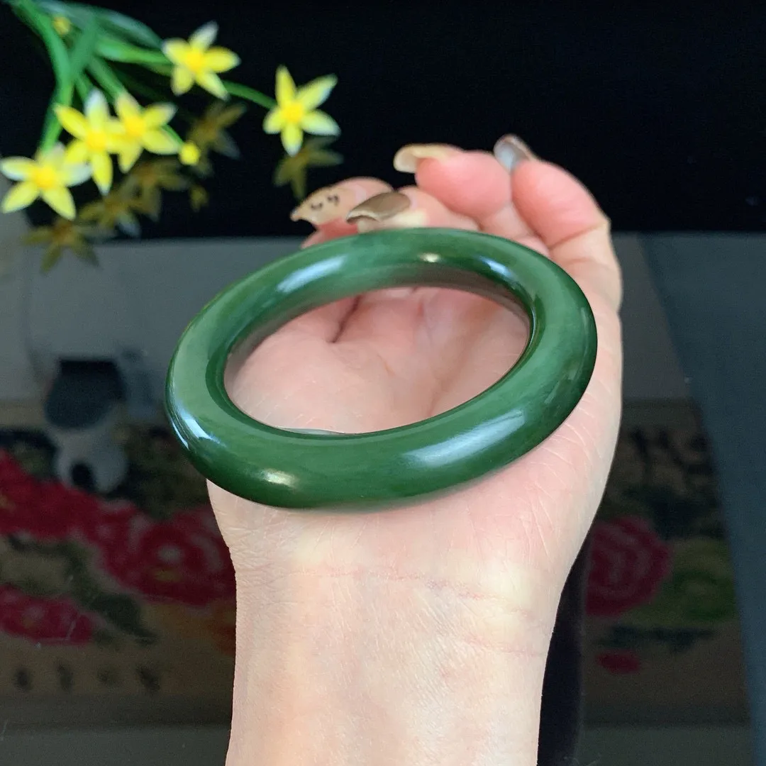 和田玉53圈口深菠菜绿猫眼肥圆条碧玉手镯！玉质细腻油润 底色纯净 无裂无棉 脂粉好，品质高
