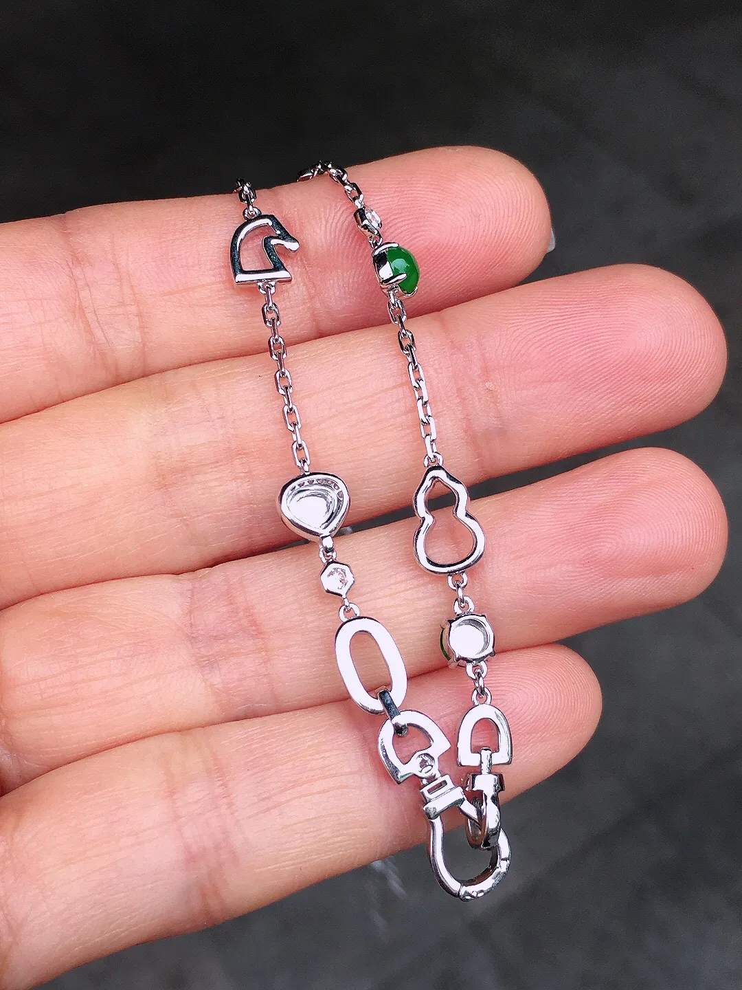 阳绿蛋面锁骨链，色泽均匀艳丽，玉质细腻，荧光感超
强，饱满圆润，尽显优雅气质，18k
金豪华镶嵌