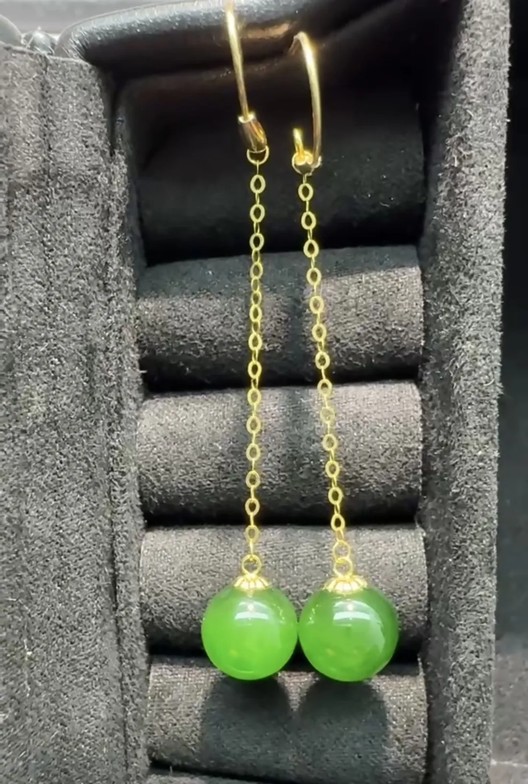 18k金镶嵌碧玉耳坠，尺寸53*8mm