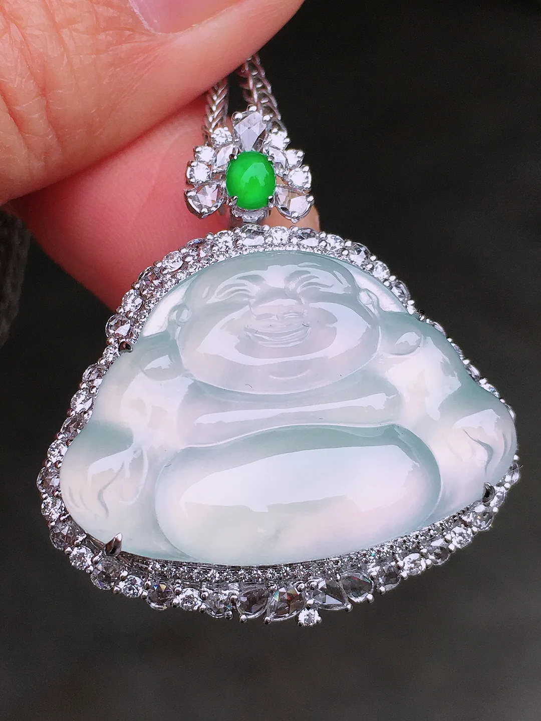 冰种佛公吊坠，玉质细腻，荧光感超
强，饱满圆润，尽显优雅气质，18k
金豪华镶嵌