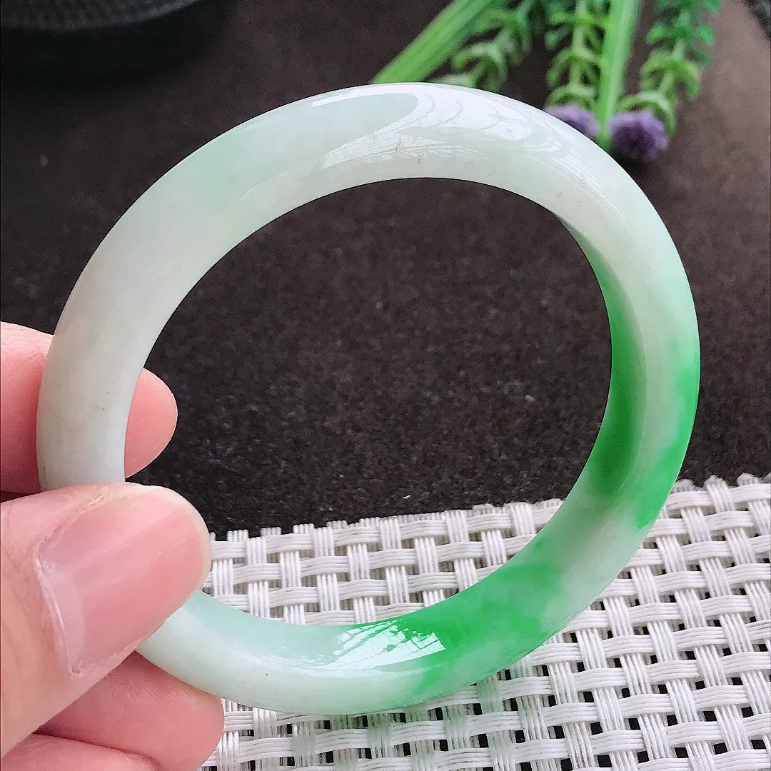 实拍A货翡翠53/10.2/7.9老坑精美冰润飘阳绿手镯宽边玉镯