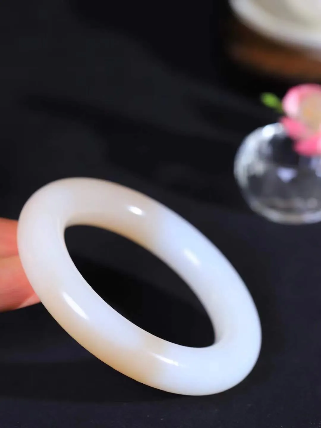 【玉佳人·手镯】

收藏级臻品️和田玉藕粉白双色手镯 ，玉质细腻油润，做工细致精美，端庄素雅，亭亭玉立，芊芊素手。芊芊素手，怎能忘镯？秀美条，更显婀娜。内径55mm 尺寸13.7-13.6mm重93.8克 69102284T