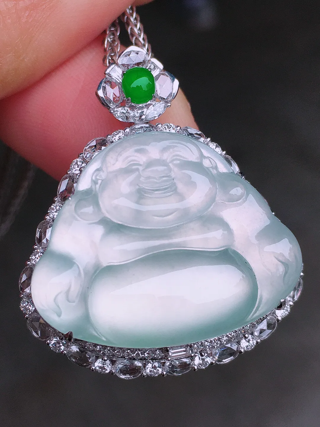 冰种佛公吊坠，玉质细腻，荧光感超
强，饱满圆润，尽显优雅气质，18k
金豪华镶嵌