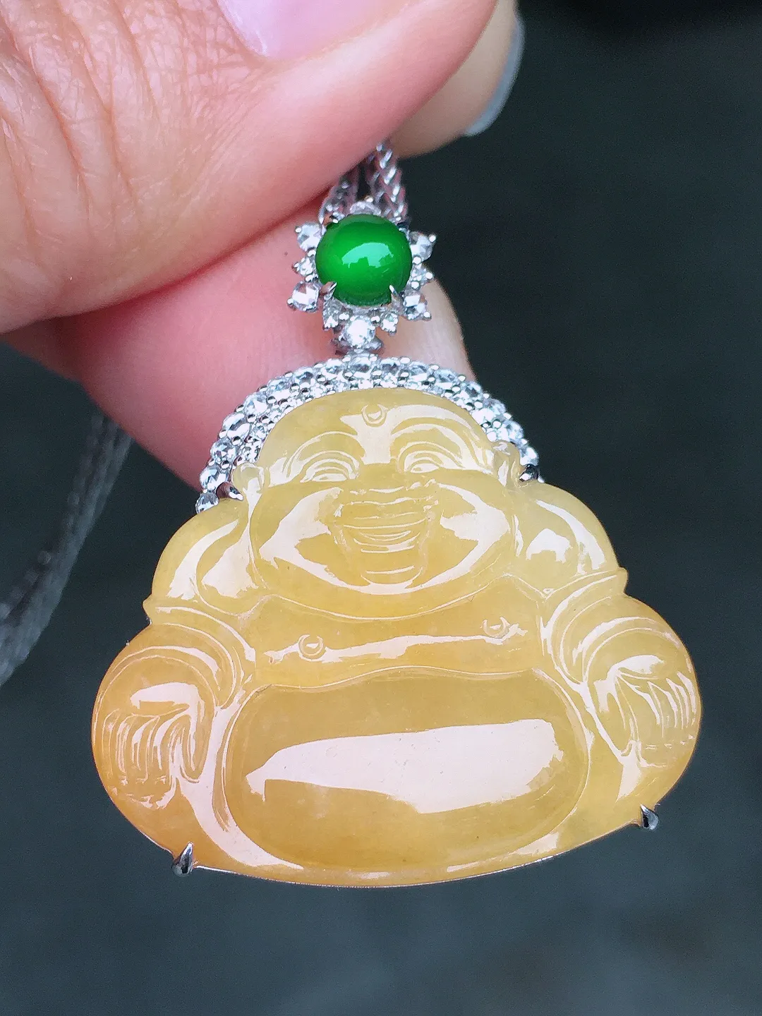 黄翡佛公吊坠，色泽均匀艳丽，玉质细腻，荧光感超
强，饱满圆润，尽显优雅气质，18k
金豪华镶嵌