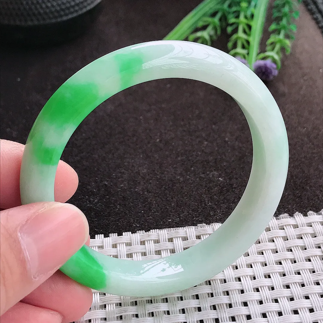 实拍A货翡翠53/10.2/7.9老坑精美冰润飘阳绿手镯宽边玉镯