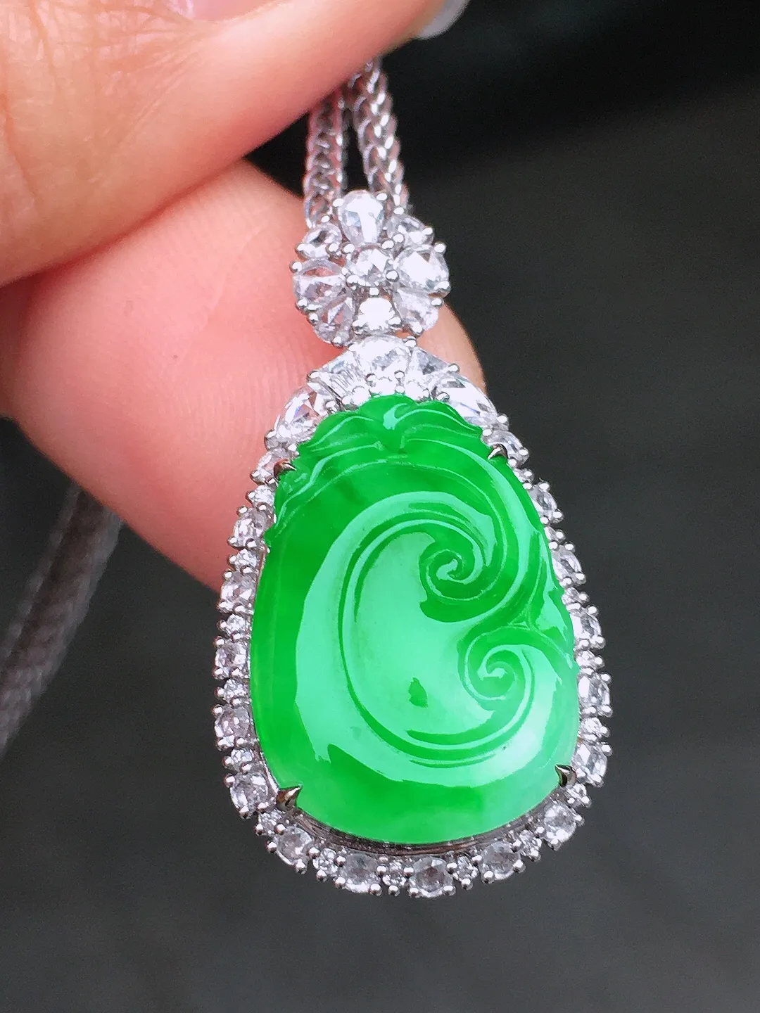 阳绿如意吊坠，色泽均匀艳丽，玉质细腻，荧光感超
强，饱满圆润，尽显优雅气质，18k
金豪华镶嵌