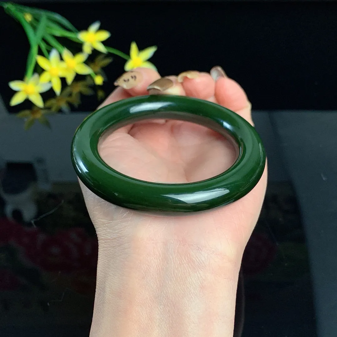 和田玉54.6圈口菠菜绿肥圆条碧玉手镯！玉质细腻油润 底色纯净 无裂无杂 脂粉好