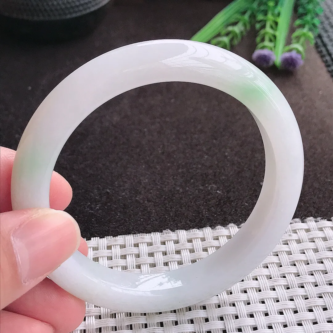 实拍A货翡翠57/10.2/8.9老坑冰润起胶飘绿手镯宽边玉镯