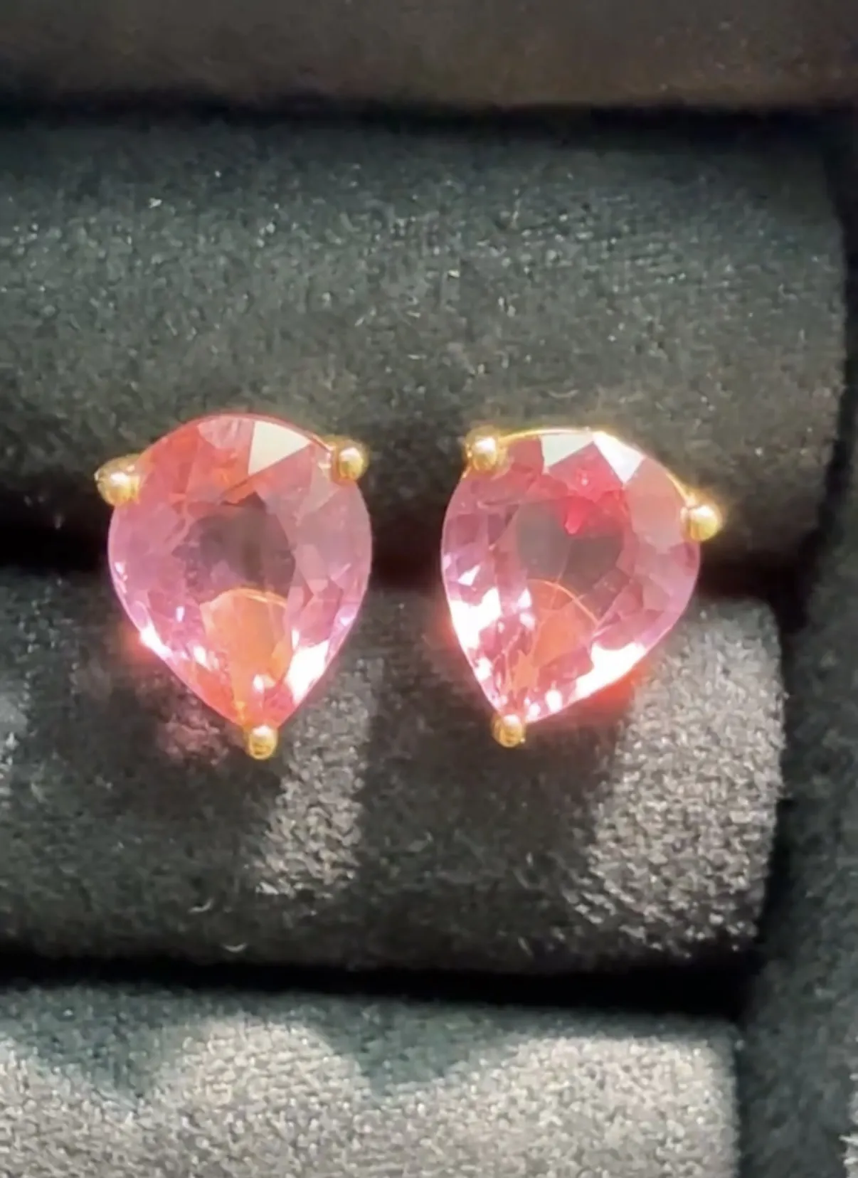 18k金镶嵌碧玺耳钉，尺寸9.1*6.6mm