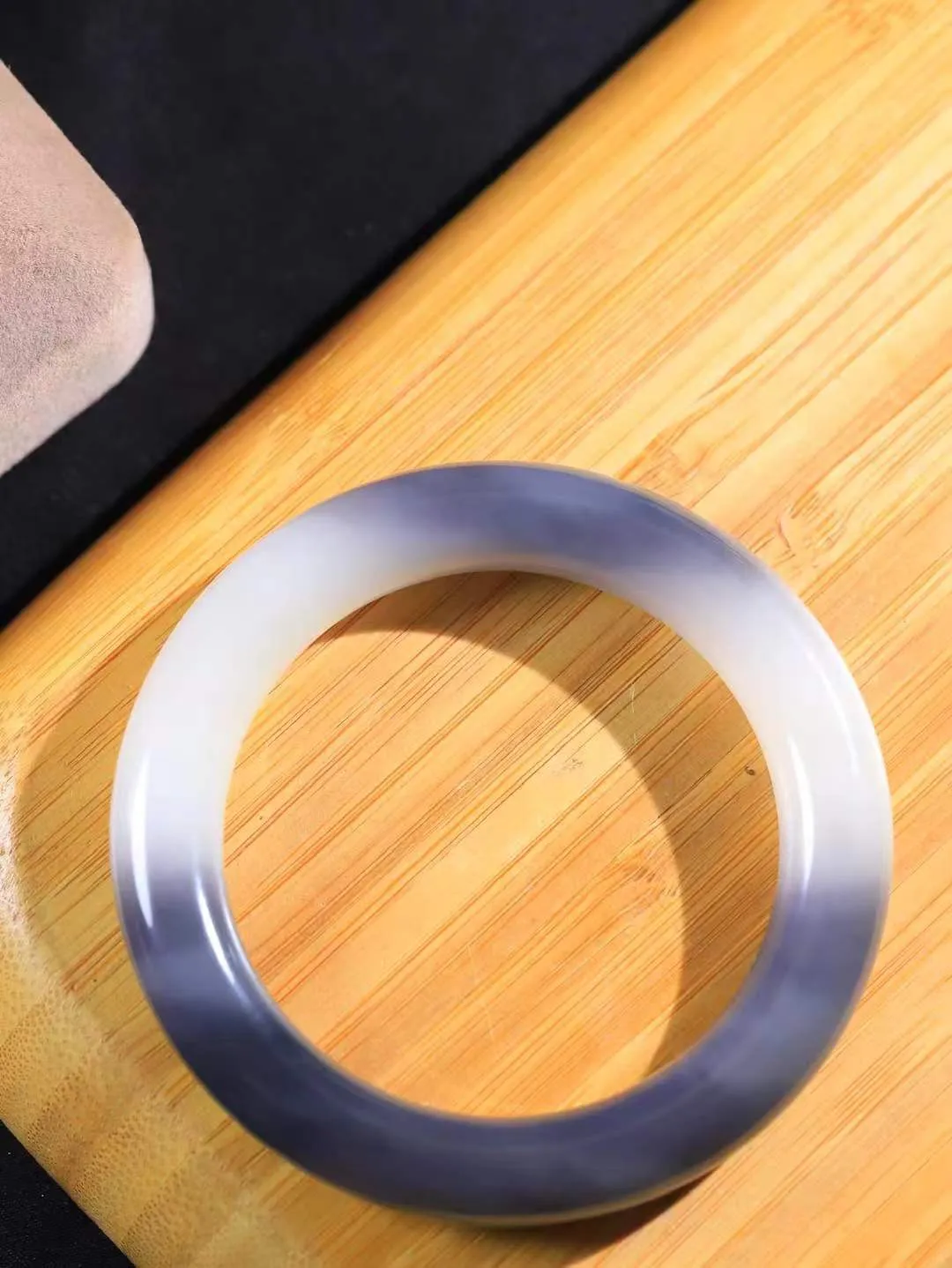 （柔情素语.手镯）

收藏级臻品️和田玉烟紫藕粉双色圆条手镯，玉质细腻，手感温润，光泽柔和，寓意高贵、华丽、祥瑞、喜庆 ，寓意着会带来一派祥和之气！重67.5克   内径56.5mm尺寸11.8-11.7mm  78102279T