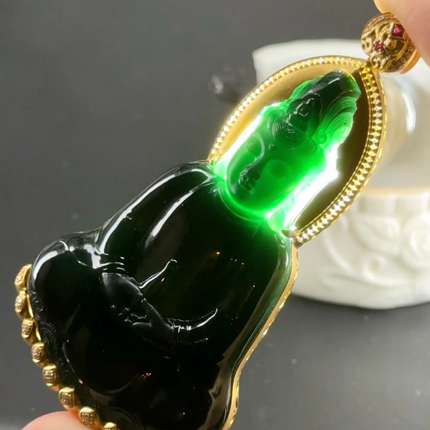 精品18k墨翠正装观音 种好色正 黑度极好 打灯通透 油性十足 尺寸78.2