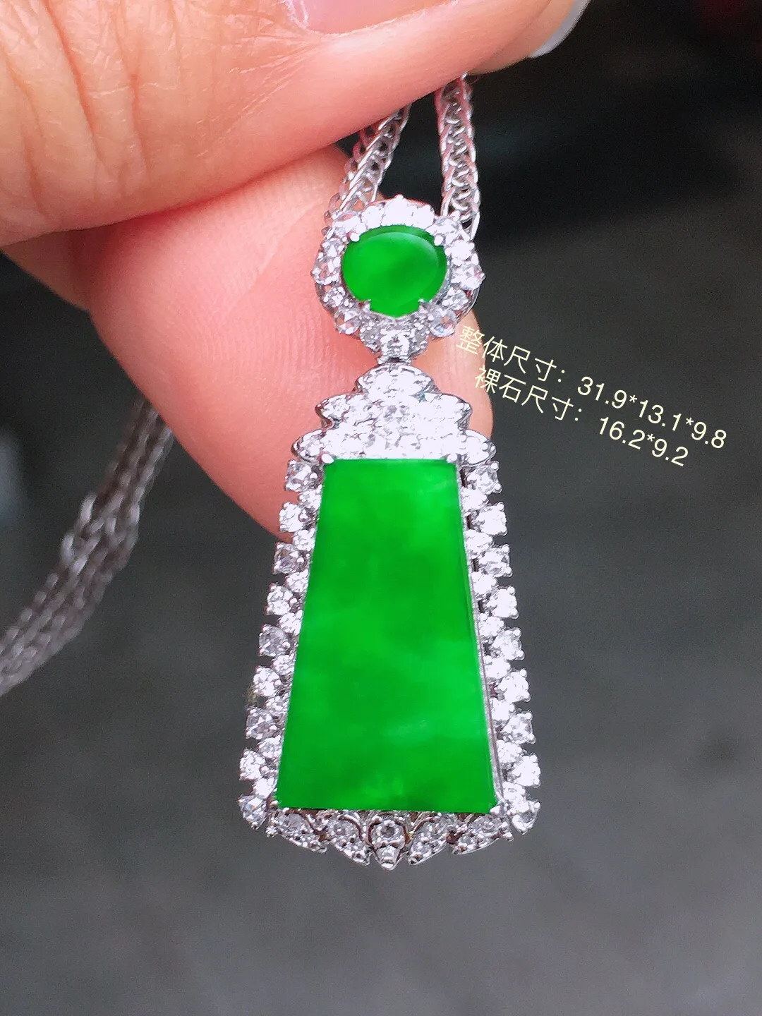 阳绿无事牌吊坠，色泽均匀艳丽，玉质细腻，荧光感超
强，饱满圆润，尽显优雅气质，18k
金豪华镶嵌