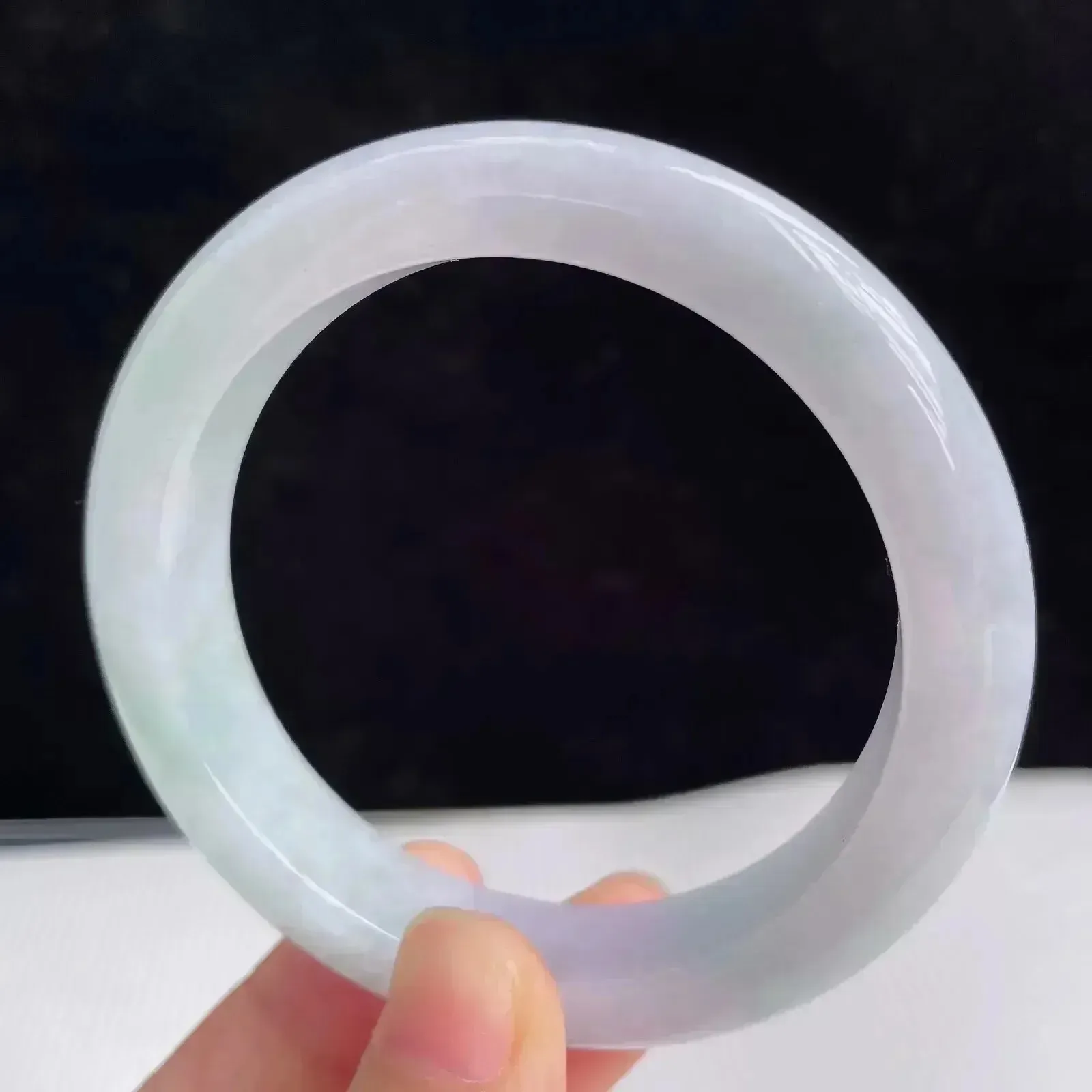 55.7mm自然光拍摄天然翡翠A货好种水正圈手镯 58.29克