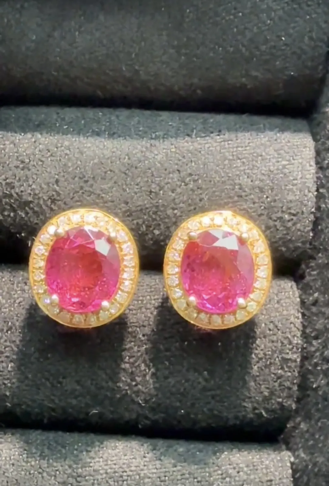 18k金镶嵌碧玺耳钉，尺寸8.4*7.7mm