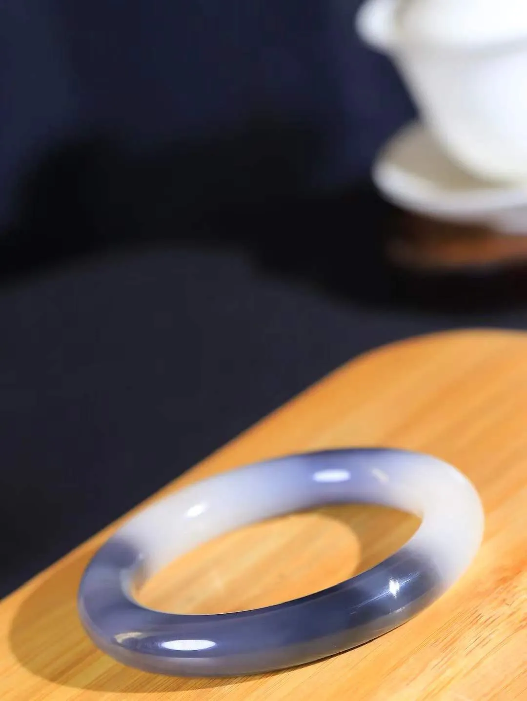 （柔情素语.手镯）

收藏级臻品️和田玉烟紫藕粉双色圆条手镯，玉质细腻，手感温润，光泽柔和，寓意高贵、华丽、祥瑞、喜庆 ，寓意着会带来一派祥和之气！重67.5克   内径56.5mm尺寸11.8-11.7mm  78102279T