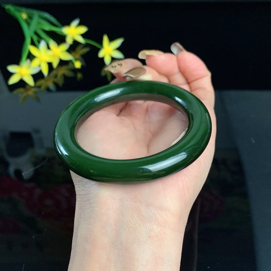 和田玉54.6圈口菠菜绿肥圆条碧玉手镯！玉质细腻油润 底色纯净 无裂无杂 脂粉好