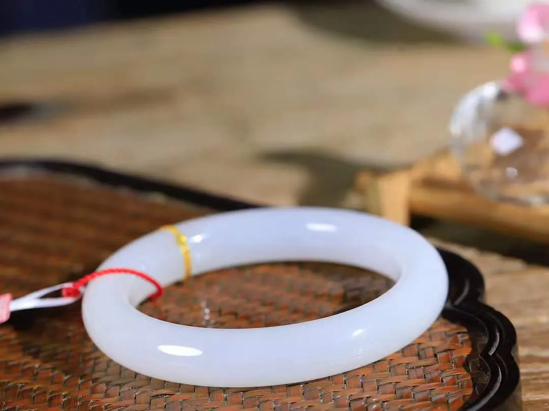 （一见倾心.手镯）

精品和田玉白玉手镯，玉质温润细腻 油性十足 手感舒适，高华雅逸，线条流畅，简约