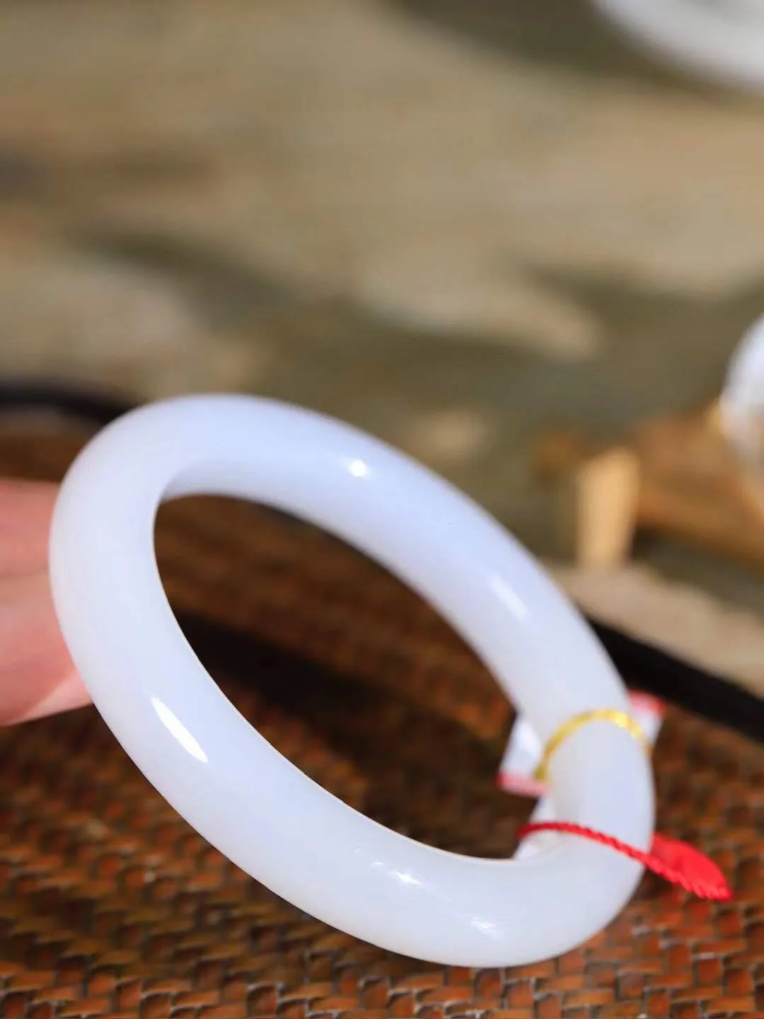 （一见倾心.手镯）

精品和田玉白玉手镯，玉质温润细腻 油性十足 手感舒适，高华雅逸，线条流畅，简约大气，美自天成，素雅高贵。佩戴于腕间，婉约之美，举手投足间透出那低调奢华。重60.3克  尺寸57-11.7-10.2mm  56142336A