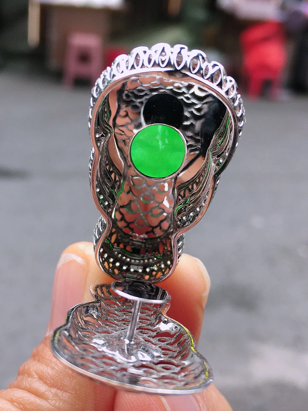 阳绿观音吊坠，色泽均匀艳丽，玉质细腻，荧光感超
强，饱满圆润，尽显优雅气质，18k
金豪华镶嵌