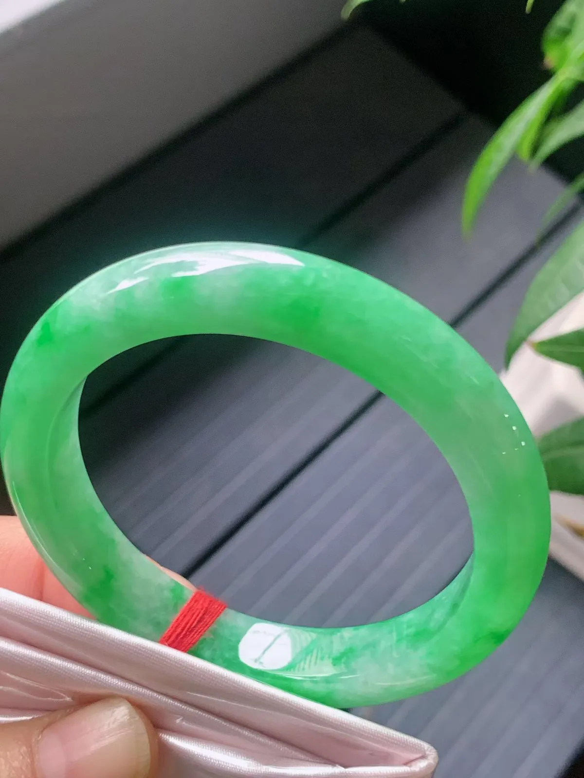 【翡翠名称】老种冰阳绿53.3正圈口手镯
【翡翠尺寸】53.3/10.3/8.3mm适合52-54.5正圈口佩戴
【翡翠描述】宝贝种老水足，玉质细腻，色泽靓丽，性价比高，佩戴效果好！
【其它赠送】权威证书/精美挂绳盒子/支持全国复检