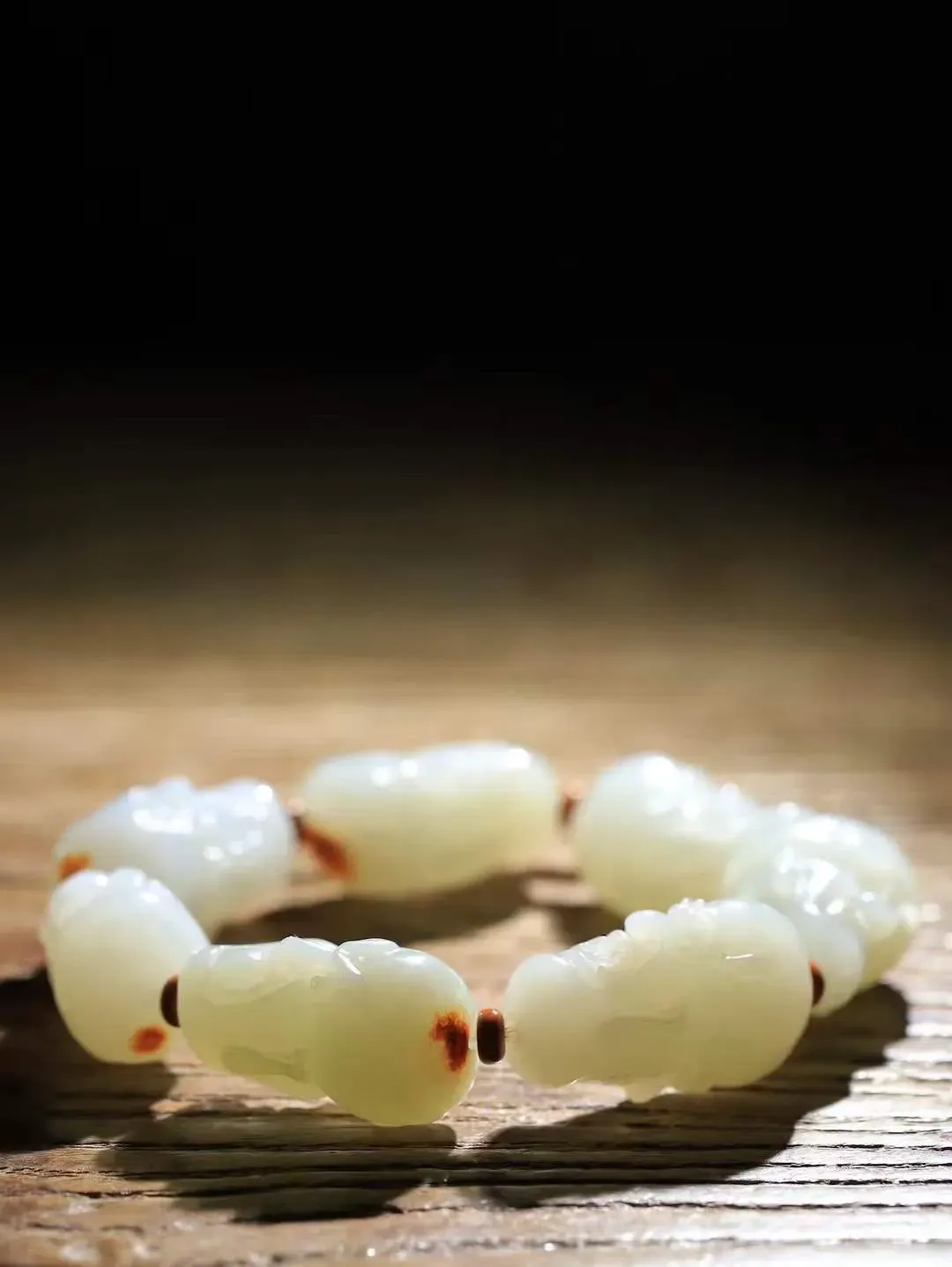 （十八罗汉.手串）

精品和田玉十八罗汉手串，玉质温润细腻 油性十足 颗颗饱满圆润。罗汉有着金刚不坏之身，修行得道，六根清净， 象征坚毅坚强、顺畅如意、幸福安康，在遇到任何困难时，能够逢凶化吉、消灾避灾。重115克 尺寸取一34.5-15.6-21.8mm FDL-98102278