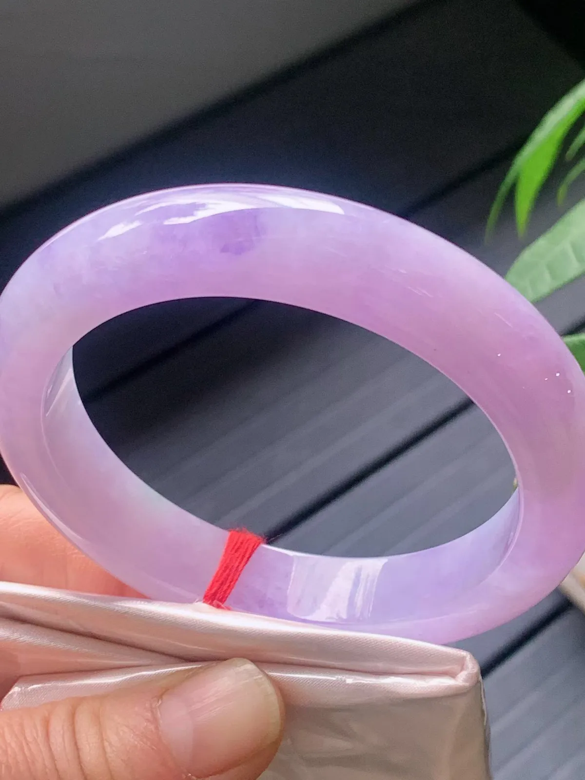 【翡翠名称】老种冰紫罗兰58.2正圈口手镯
【翡翠尺寸】58.2/12.3/9mm适合57-59.5