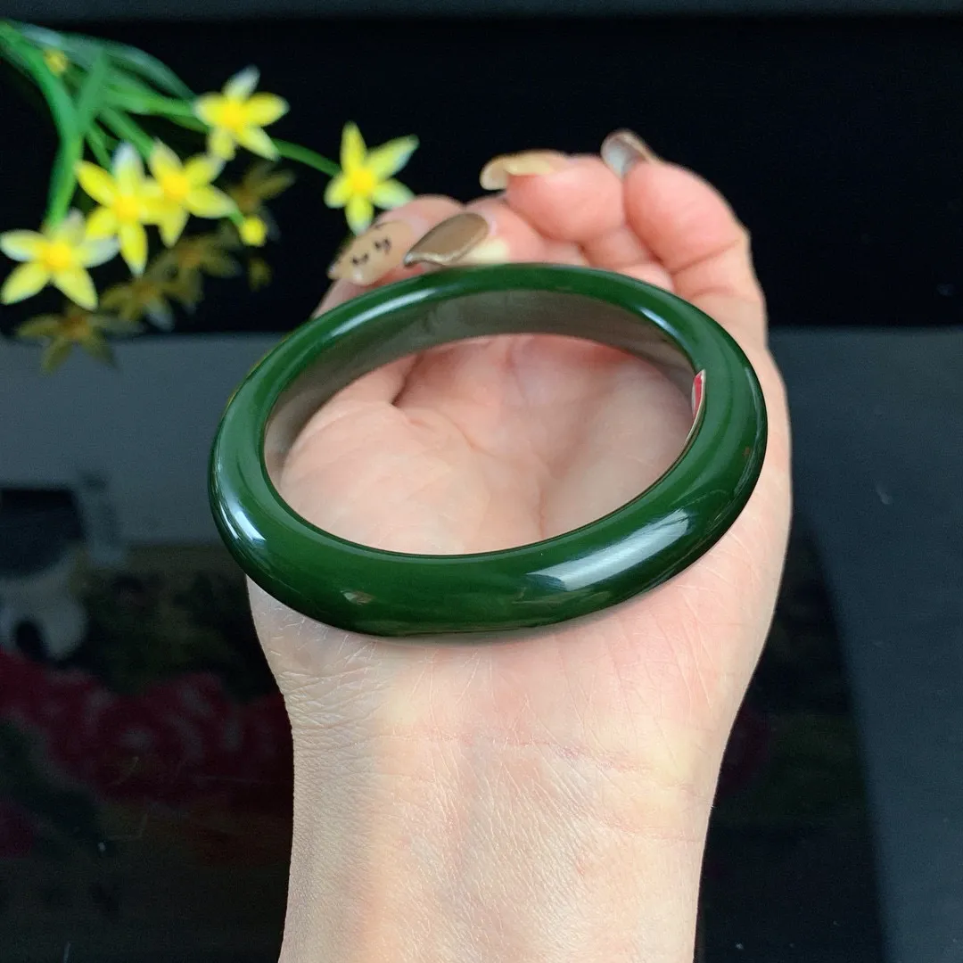 和田玉碧玉57圈口菠菜绿碧玉手镯！玉质细腻油润 底色纯净 无裂无杂 脂粉好，品质高