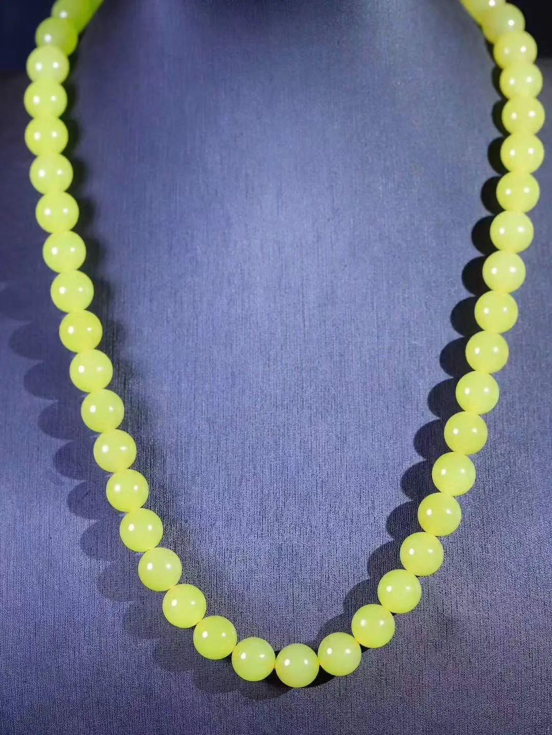 【珠圆玉润.项链】

精品和田玉黄口珠圆玉润项链 玉质温润细腻  整串打磨圆润，佩戴舒适。珠珠落玉盘，间关莺语花底滑，一生美好时光，无论身在何处，都有它相伴相守。事事顺遂，幸福美满，吉祥如意。重79.2克 尺寸取一10mm  79172278A