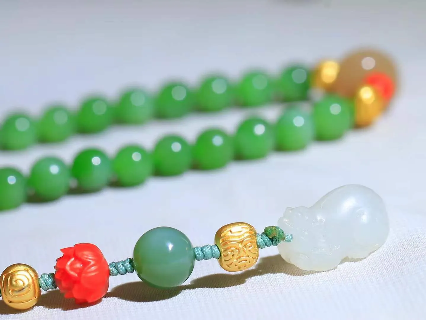 【链.108】

精品和田玉碧玉猫眼圆珠108挂链 玉质温润细腻 油性十足 佩戴舒适。珠珠落玉盘，间关莺语花底滑，一生美好时光，无论身在何处，都有它相伴相守。事事顺遂，幸福美满，吉祥如意。重101.3克 尺寸取一7.8mm FDA-78172292