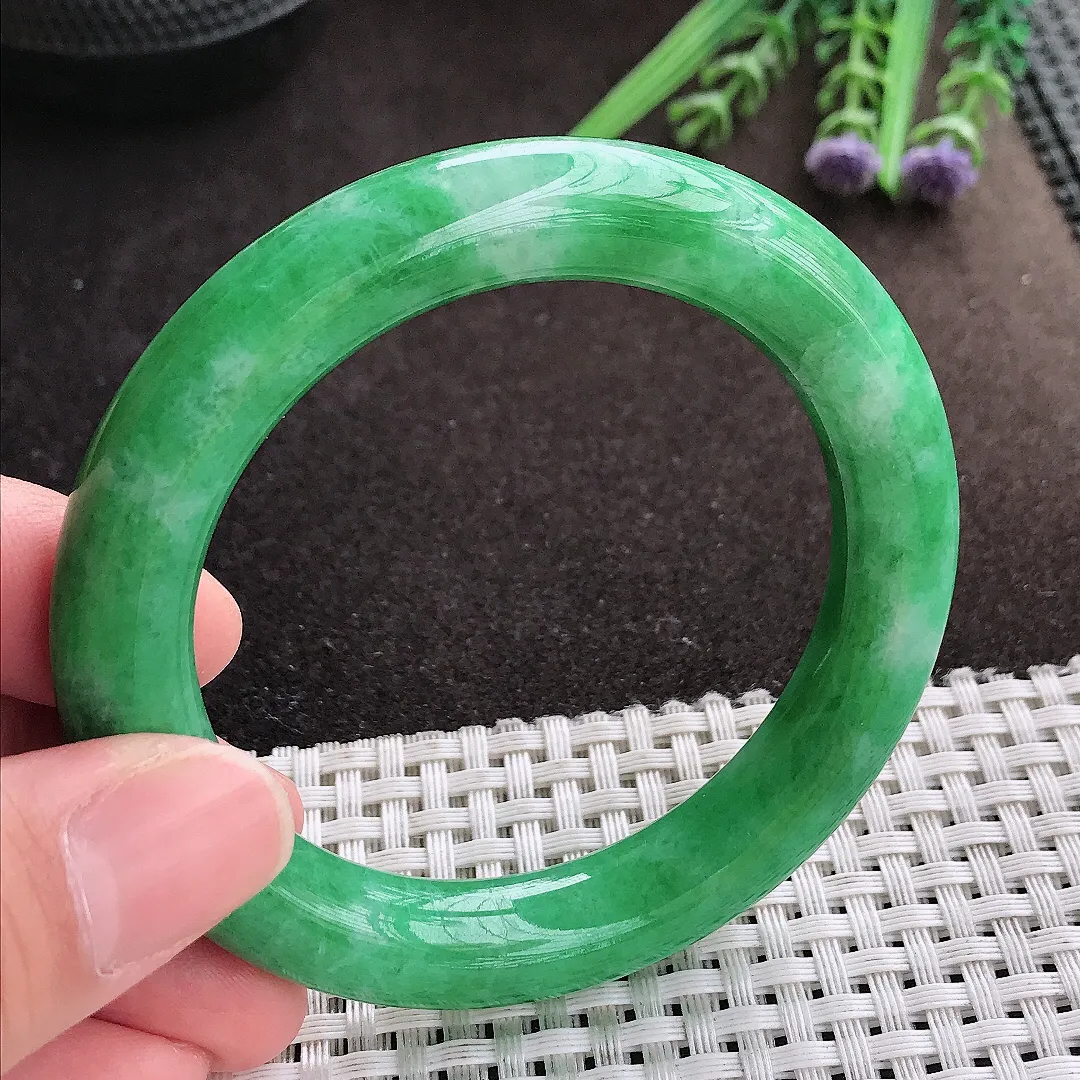 实拍A货翡翠54/10.7/10.4老坑精美满绿辣阳绿圆条手镯玉镯