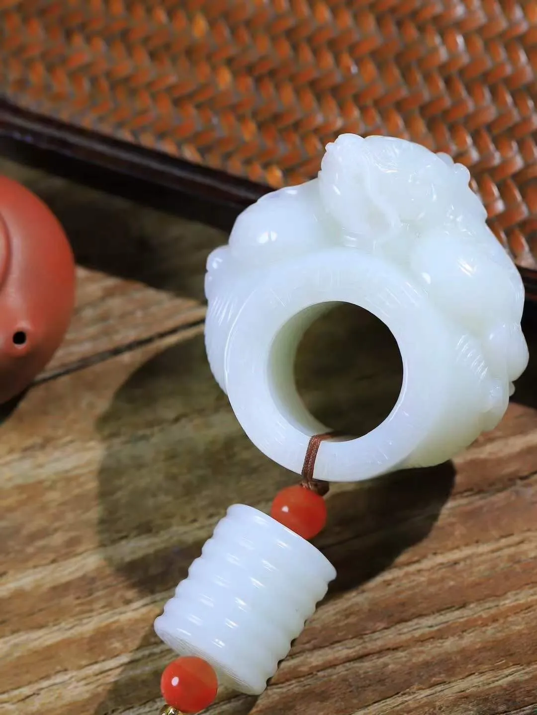 （龙行天下.扳指）

精品和田玉白玉祥龙扳指，料子细腻 手感上佳、雕工精湛，精雕祥龙，龙头双目圆瞪，巨口大张，獠牙锋利， 龙是古代祥瑞之物，寓意有龙护身，
重135克    圈口23mm   尺寸25.5-28mm fDL-75102292