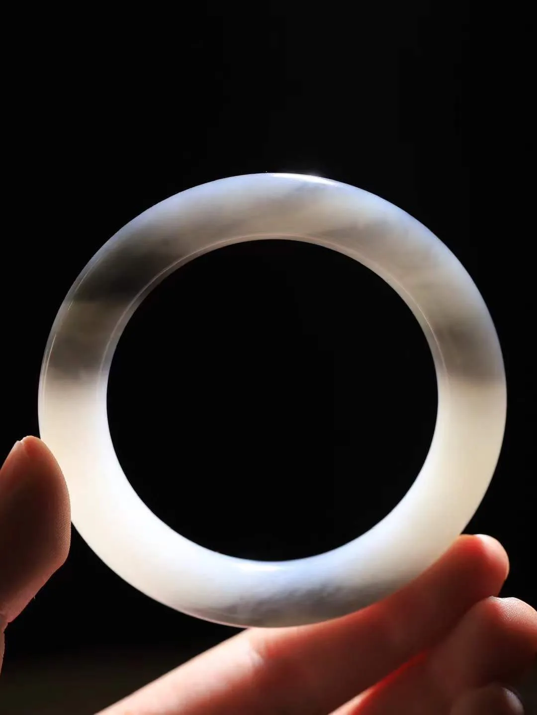 （柔情素语.手镯）

收藏级臻品️和田玉烟紫藕粉双色圆条手镯，玉质细腻，手感温润，光泽柔和，寓意高贵、华丽、祥瑞、喜庆 ，寓意着会带来一派祥和之气！重67.5克   内径56.5mm尺寸11.8-11.7mm  78102279T