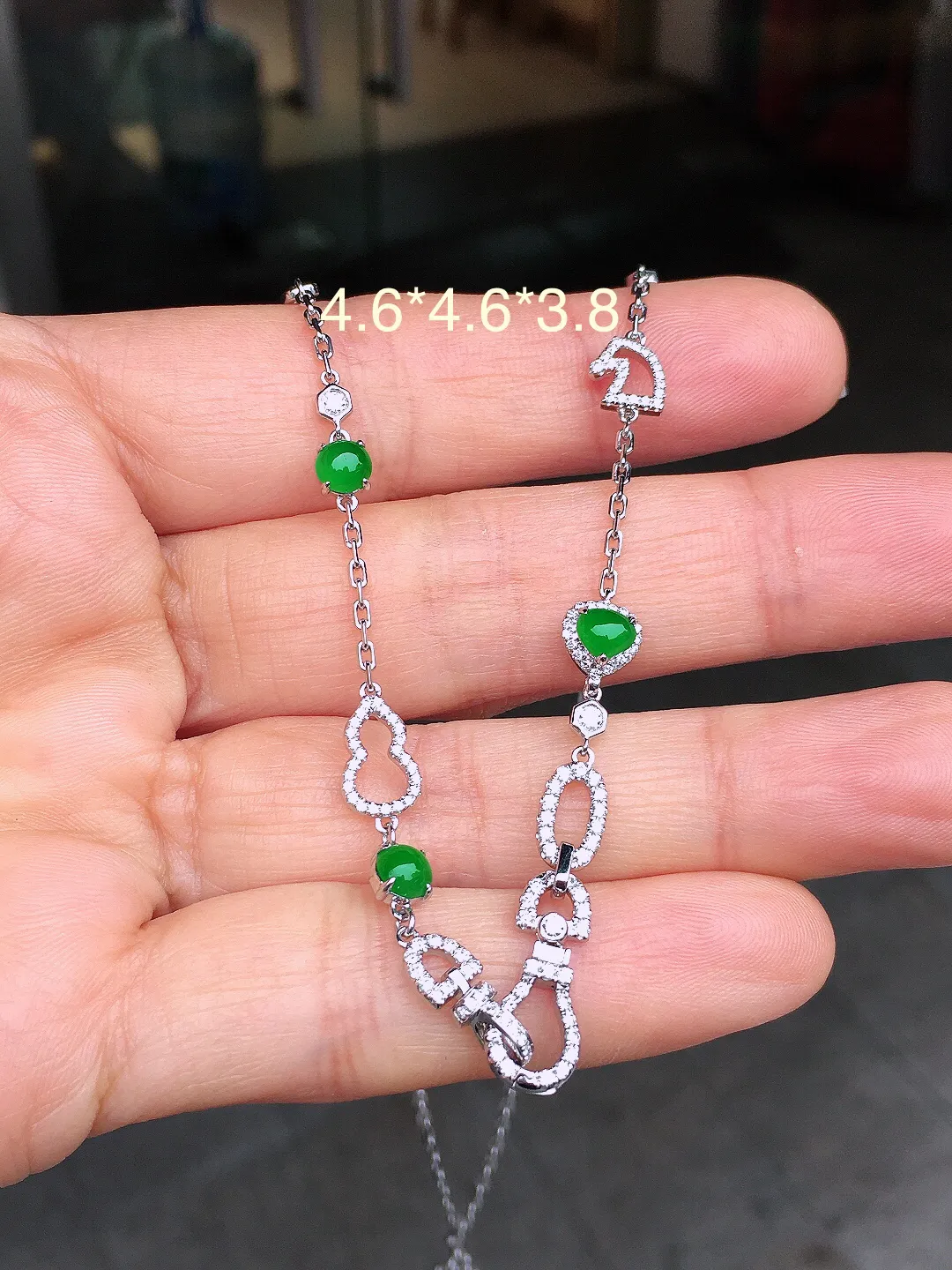 阳绿蛋面锁骨链，色泽均匀艳丽，玉质细腻，荧光感超
强，饱满圆润，尽显优雅气质，18k
金豪华镶嵌