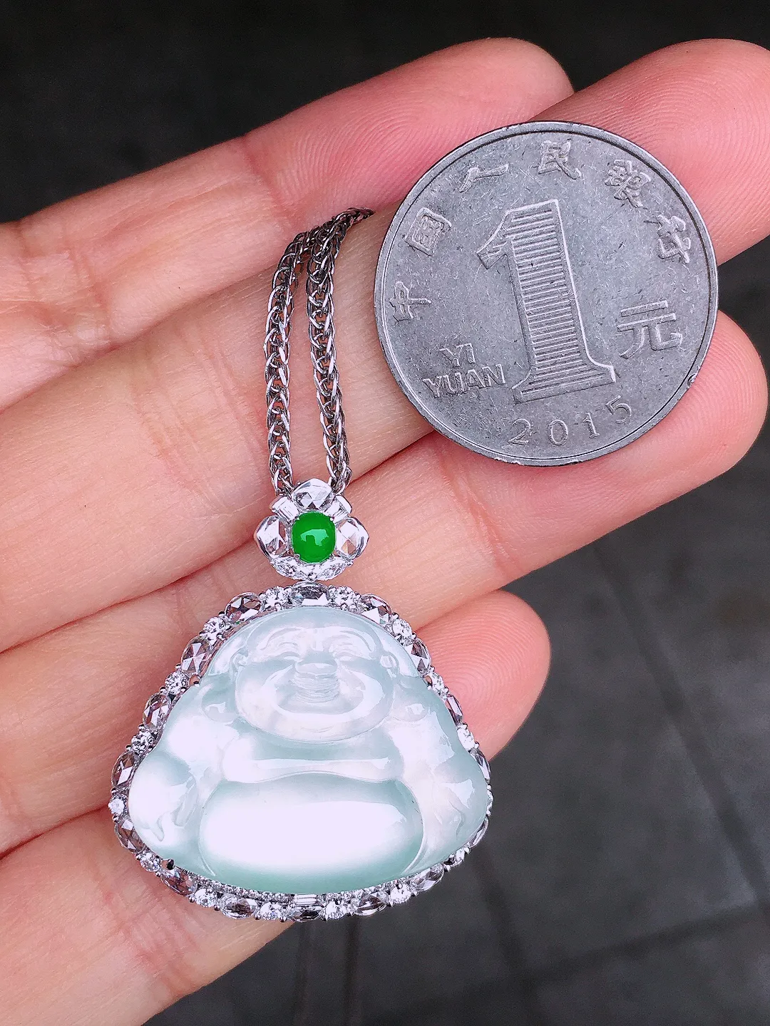 冰种佛公吊坠，玉质细腻，荧光感超
强，饱满圆润，尽显优雅气质，18k
金豪华镶嵌