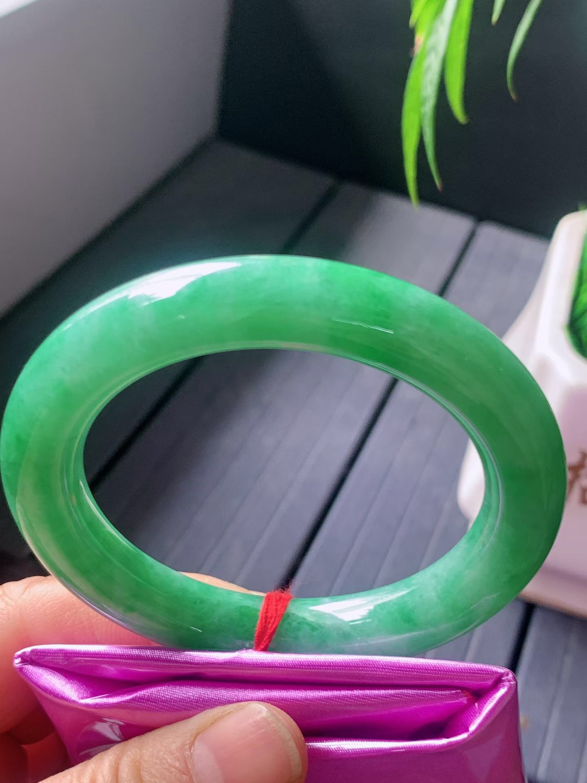 【翡翠名称】老种飘阳绿55圈口圆条手镯
【翡翠尺寸】55/11/10.7mm适合55-57正圈口佩戴
【翡翠描述】宝贝种老水足，玉质细腻，色泽靓丽，性价比高，佩戴效果好！
【其它赠送】权威证书/精美挂绳盒子/支持全国复检