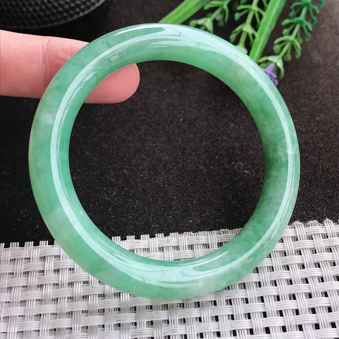 实拍A货翡翠54/9.7/9.6老坑秀气满绿圆条手镯玉镯