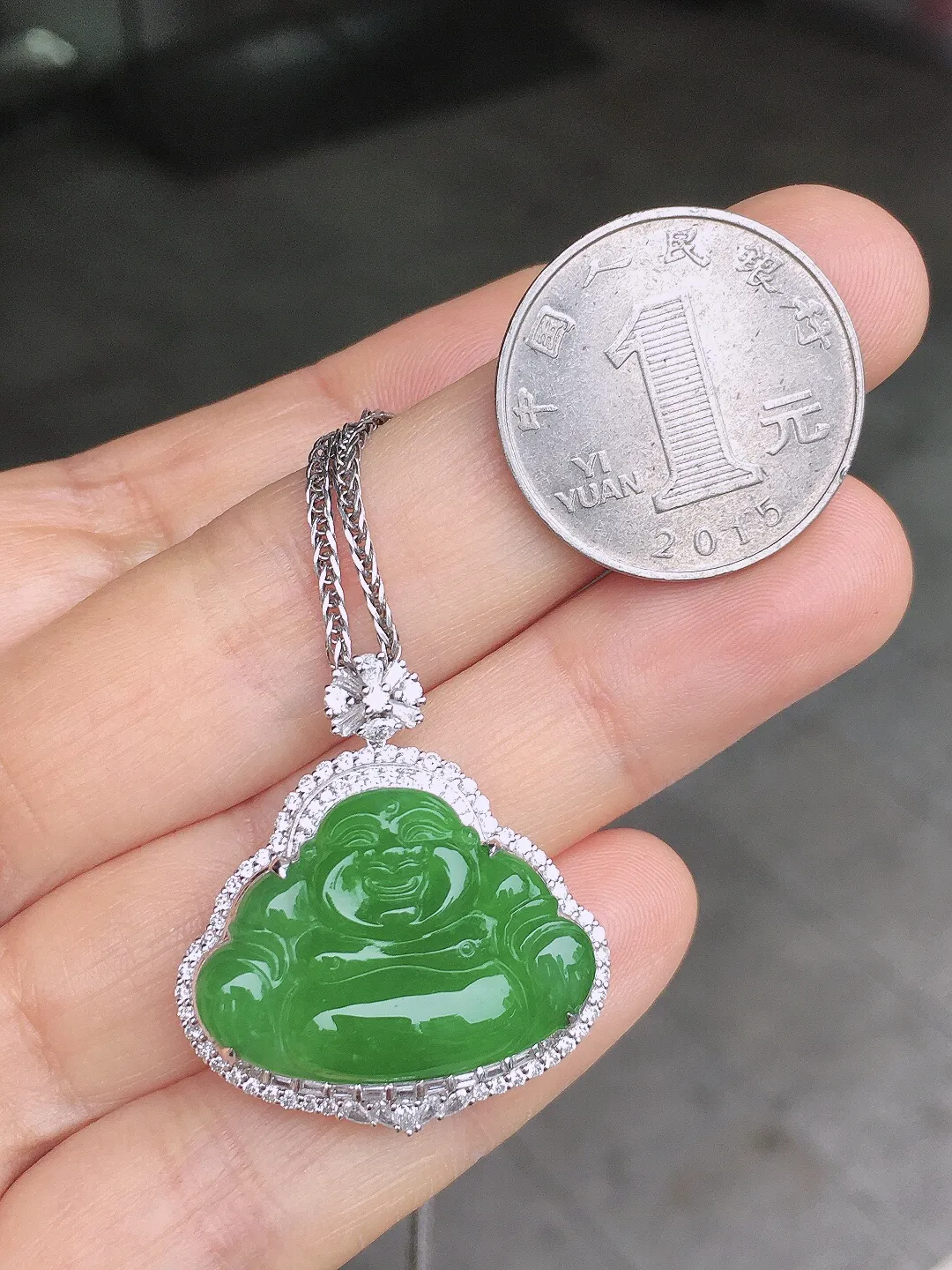 阳绿佛公吊坠，色泽均匀艳丽，玉质细腻，荧光感超
强，饱满圆润，尽显优雅气质，18k
金豪华镶嵌