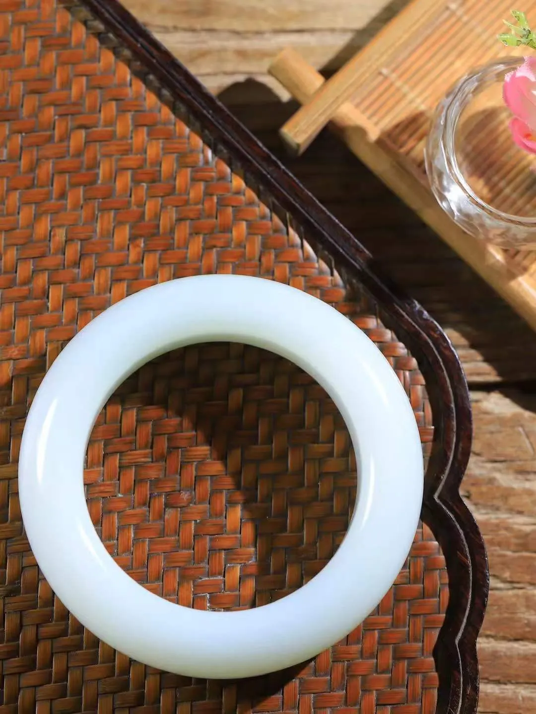 【一见钟情·手镯】

收藏级臻品和田玉白玉手镯。镯型饱满，温润细腻，脂润沁香。️执一卷书，沏一盏茶，着一袭裙，戴一只镯。淡淡浅笺，素心若兰，静赏玉中诗画。悠悠岁月，芊手轻摘，盛满诗样芳华。
重122.8克   内径圈口53.5mm 尺寸19.3-12.6mm  FDT-72172241